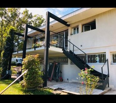 Maison d&rsquo;architecte rénovée avec piscine proche Périgueux 4km