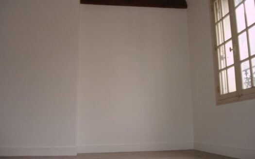 «BEAULIEU-LES-LOCHES T4 74m2 au 1er étage+cour»