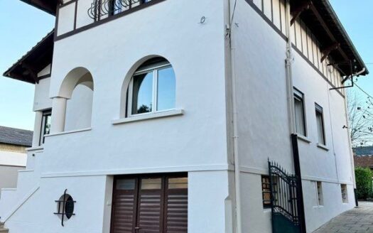 Maison architecte style basque 8 pièces 190 m² + jardin 800m2