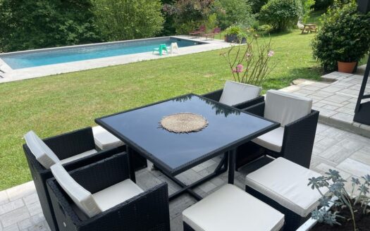 Maison d&rsquo;architecte rénovée avec piscine proche Périgueux 4km