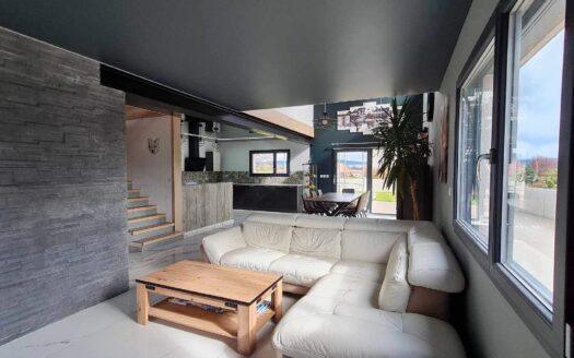 Maison 6 pièces 211m2 , garage , sous sol et terrain de 700m2
