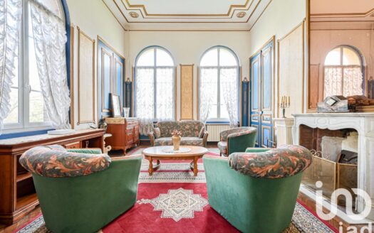 Château 13 pièces de 550 m² à Val-de-Reuil (27100)