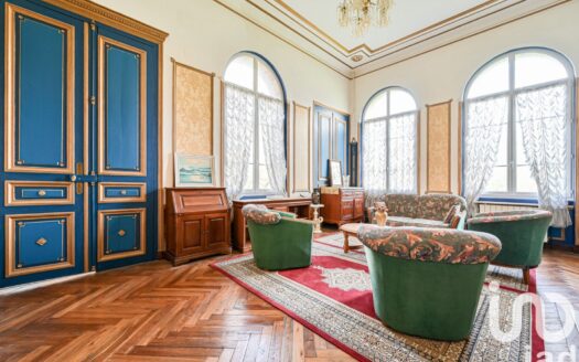 Château 13 pièces de 550 m² à Val-de-Reuil (27100)