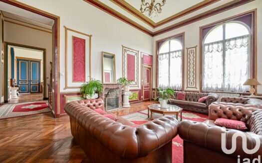 Château 13 pièces de 550 m² à Val-de-Reuil (27100)