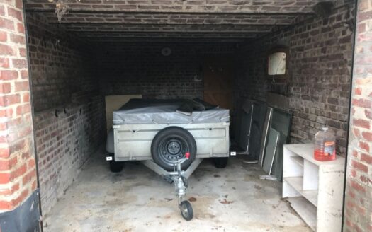 Belle Demeure d’Après-Guerre à Vendre dans un Village Calme