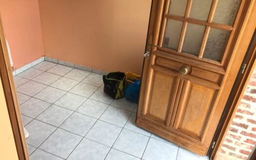 Belle Demeure d’Après-Guerre à Vendre dans un Village Calme