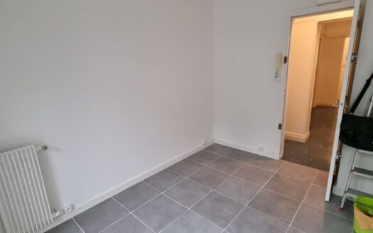 IDEAL INVERTISSEUR / Chambre Studette avec balcon – Super Cadenelle