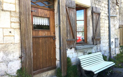 Maison de village en pierres à Thin le Moutier