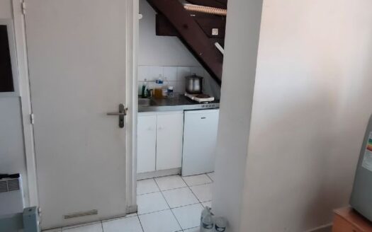 IDEAL ETIDIANT OU INVESTISEUR, CENTRE-VILLE, QUARTIER CALME, EN HAUTEUR, LUMINEUX