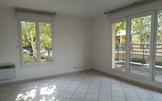 Petit F3 avec grande terrasse Sud, Proche centre ville Osny