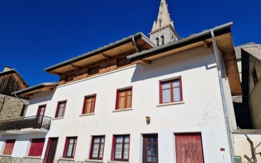 Grande Maison d’Habitation à Etages Spacieuse Lumineuse au Fort Potentiel