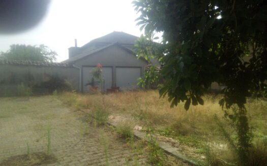 Maison en Pisé avec Dépendances et Source Privée dans un Village Calme