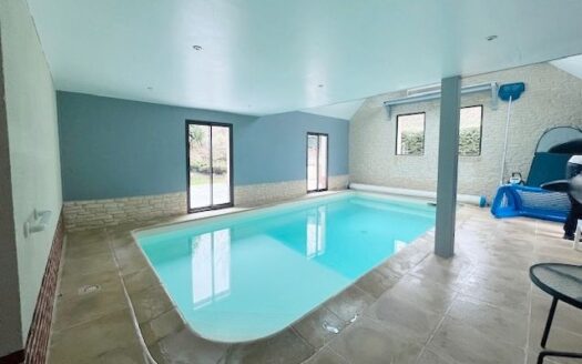 Maison avec piscine intérieure