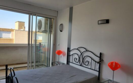 APPART F4 78M2 dernier étage ascenseur + balcon 5Mx1M. Entièrement rénové