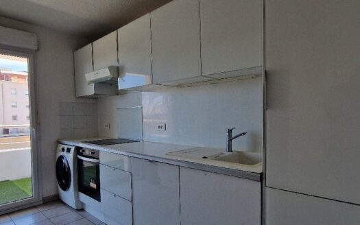 Grand T3 semi-récent avec terrasse et garage