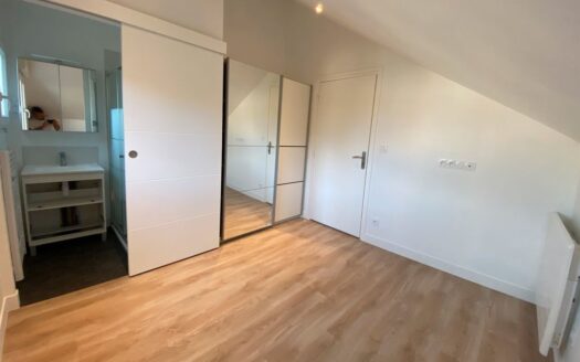 Maisonnette Moderne de 42m2 avec Garage de 25m2 à Maurepas Village – Pleine Propriété, San