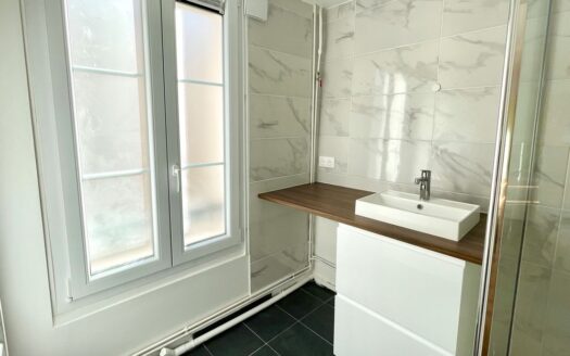 Appartement 2 pièces lumineux, calme et entièrement rénové de 44 m2