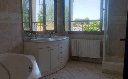 1/5  Particulier vend salleboeuf ensemble immobilier