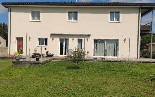 IDEAL FAMILLE/GRAND JARDIN/TRES LUMINEUX/PROCHE DES COMMODITES