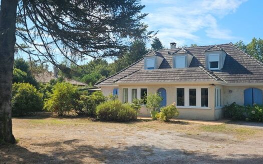Maison 195m2 de 10 pièces sur vaste terrain arboré