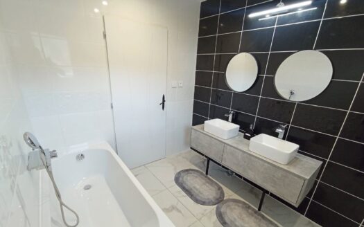 IDEAL FAMILLE/GRAND JARDIN/TRES LUMINEUX/PLEIN SUD/PROCHE COMMODITES