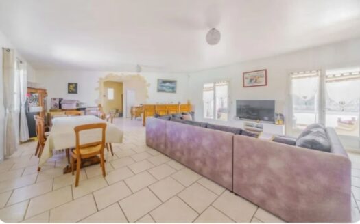 IDEAL FAMILLE /GRAND TERRAIN/TRES LUMINEUX/PISCINE/VERANDA