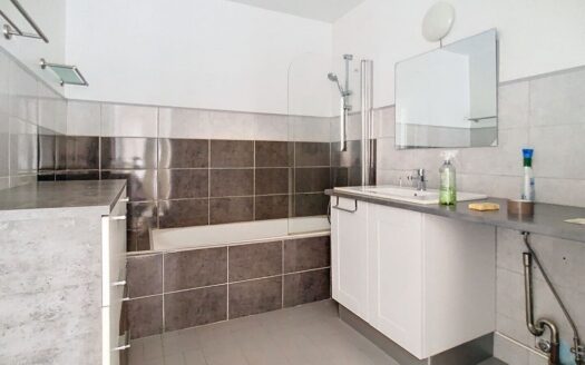 IDEAL INVESTISSEUR-COUPLE/TRES LUMINEUX/BALCON FILANT/GARAGE/PROCHE COMMODITES