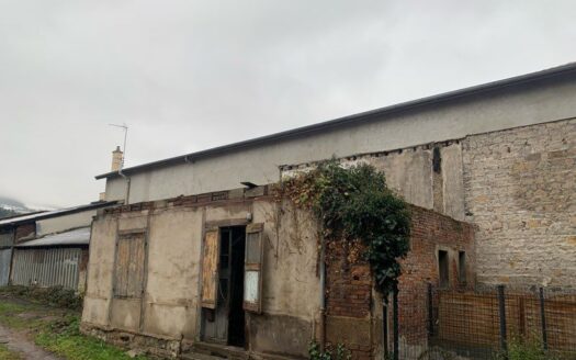 Maison a rénover sur le Chambon feugerolles