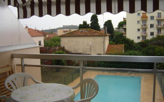 Vends à ANTIBES STUDIO DANS RESIDENCE AVEC PISCINE
