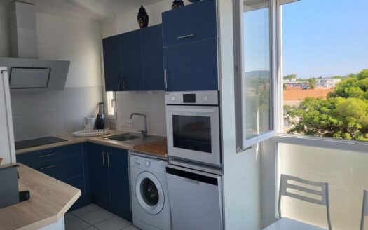 APPART F4 78M2 dernier étage ascenseur + balcon 5Mx1M. Entièrement rénové