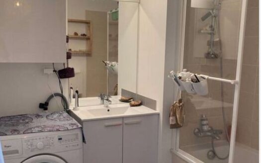 IDÉAL SEUL OU COUPLE/APPARTEMENT LUMINEUX/FAIBLE CONSOMMATION/SÉCURISÉ/PROCHE COMMODITÉS