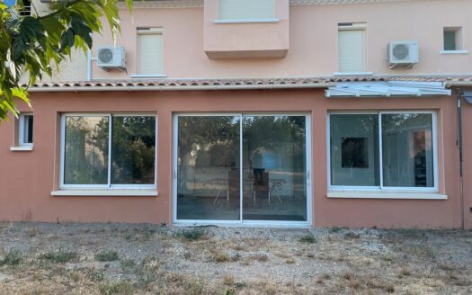 Habitation de 176 m2 hab. Et 155 m2 de dependances dans domaine limite pezenas 34