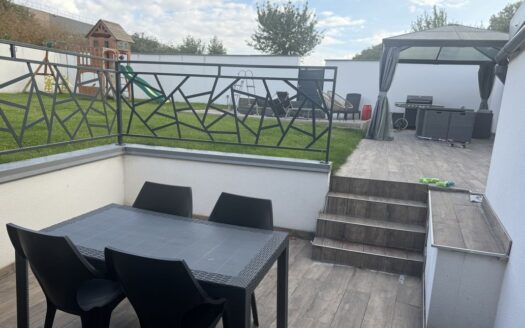 À Vendre : Maison de 100 m² avec Jardin et Opportunités de Revenus Locatifs