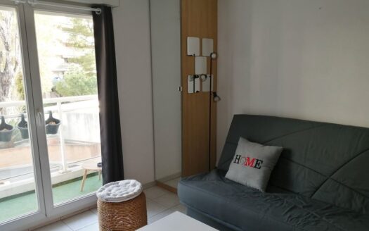 A vendre Studio meublé avec balcon et stationnement à NICE Riquier Saint Jean d’Angely