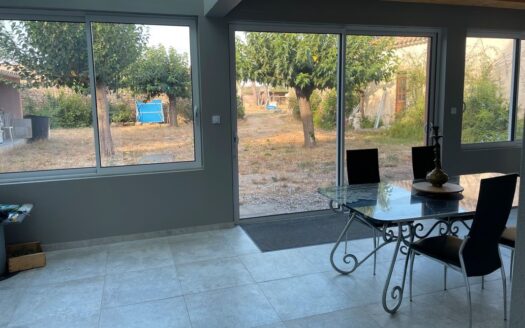Habitation de 176 m2 hab. Et 155 m2 de dependances dans domaine limite pezenas 34