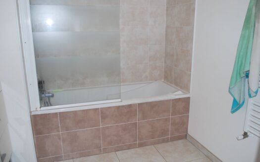 IDEAL INVESTISSEUR OU COUPLE/CENTRE VILLE PROCHE DES COMMODITES/ACCES PMR/BALCON/PARKING ET BOX