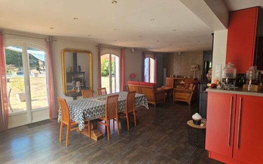 Maison 195m2 de 10 pièces sur vaste terrain arboré