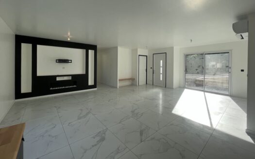 Maison moderne neuve  avec piscine et jardin