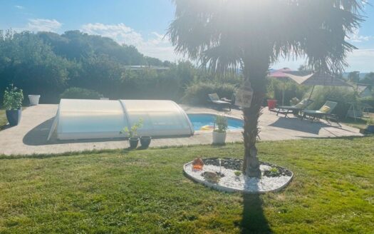 IDÉAL FAMILLE : MAISON DE PLAIN-PIED AU CALME AVEC GRAND TERRAIN, TERRASSE ET GARAGES, PISCINE