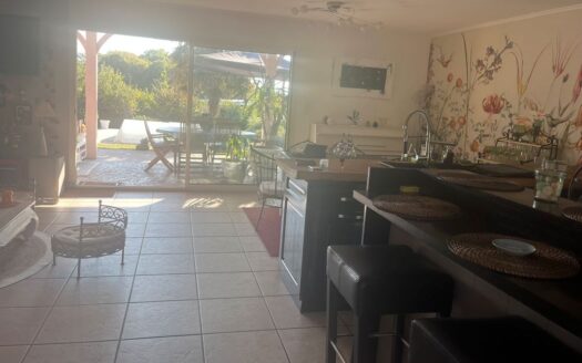 IDÉAL FAMILLE : MAISON DE PLAIN-PIED AU CALME AVEC GRAND TERRAIN, TERRASSE ET GARAGES, PISCINE