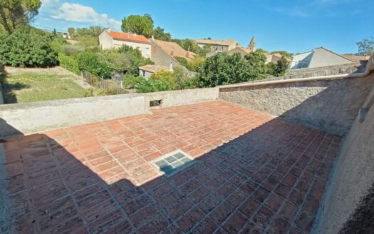 IDÉAL INVESTISSEURS – MAISON DE VILLAGE, GRAND TERRAIN, REMISE, FORT POTENTIEL D’AMÉNAGEMENT