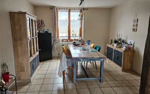 Maison avec entrepôt et jardin