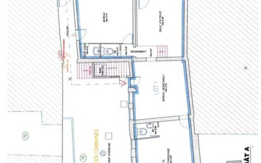 IDÉAL INVESTISSEUR : LOCAL AVEC 3 ENTRÉES /À TRANSFORMER EN APPARTEMENTS/PROCHE COMMODITÉS