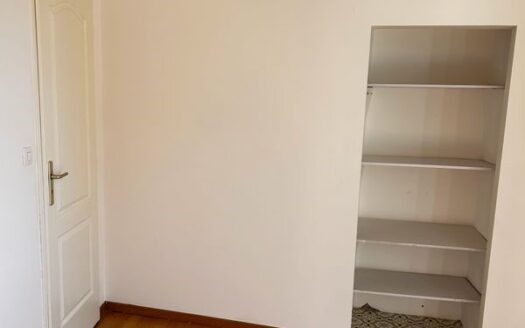 IDÉAL FAMILLE / INVESTISSEUR – MAISON AVEC 2 APPARTEMENTS RÉNOVÉS, LUMINEUX, PROCHE COMMODITÉS