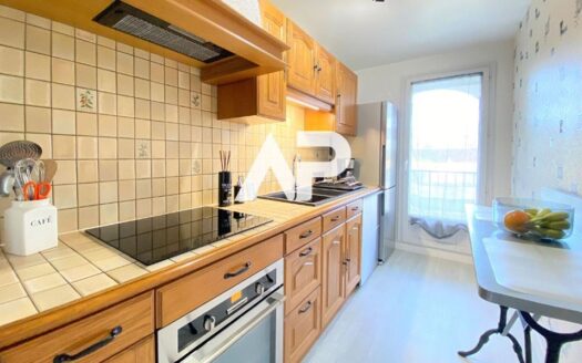 Appartement F3 dans une résidence fermée, sécurisée dans un secteur calme et arboré. Sit
