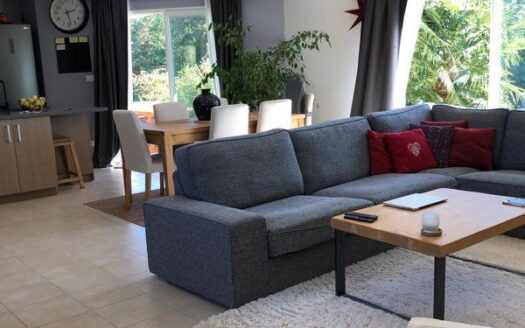 Belle maison contemporaine de plain-pied vue dégagée sur les hauteurs du Revermont avec garage