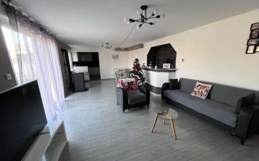 IDÉAL JEUNE FAMILLE  – MAISON CONFORTABLE 3 CHAMBRES / CUISINE NEUVE / PARKING PRIVATIF