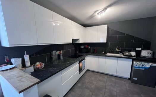 IDÉAL JEUNE FAMILLE  – MAISON CONFORTABLE 3 CHAMBRES / CUISINE NEUVE / PARKING PRIVATIF