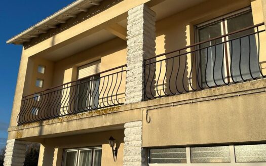 Maison de 100 m² avec terrain de 596 m² et garage – À rafraîchir