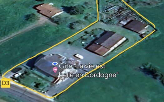 Propriété avec trois dépendances et accès direct à la rivière